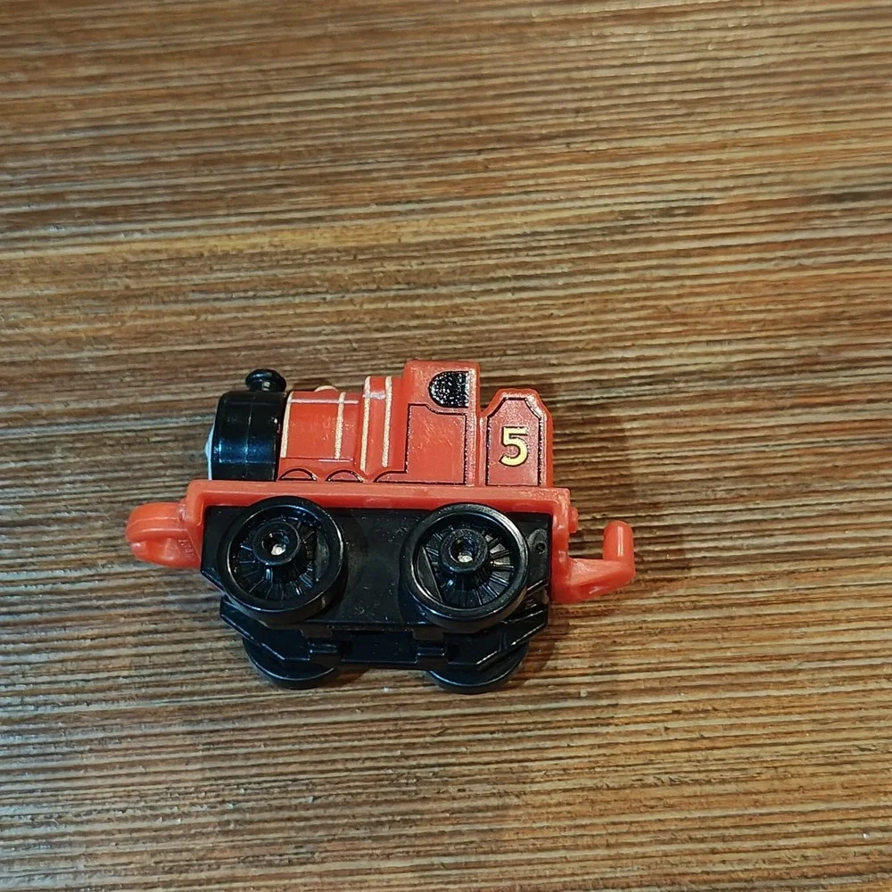 THOMAS & FRIENDS Minis Train‎ Engine JAMES (#5) H04A 2014 Metallic Red